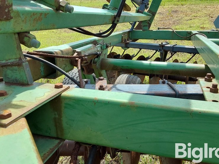 john-deere-330-image-17
