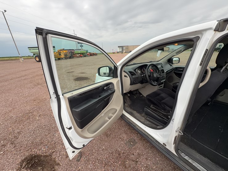 2014-dodge-grand-caravan-image-17