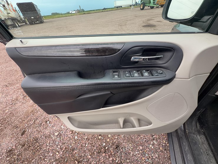 2015-dodge-grand-caravan-image-18