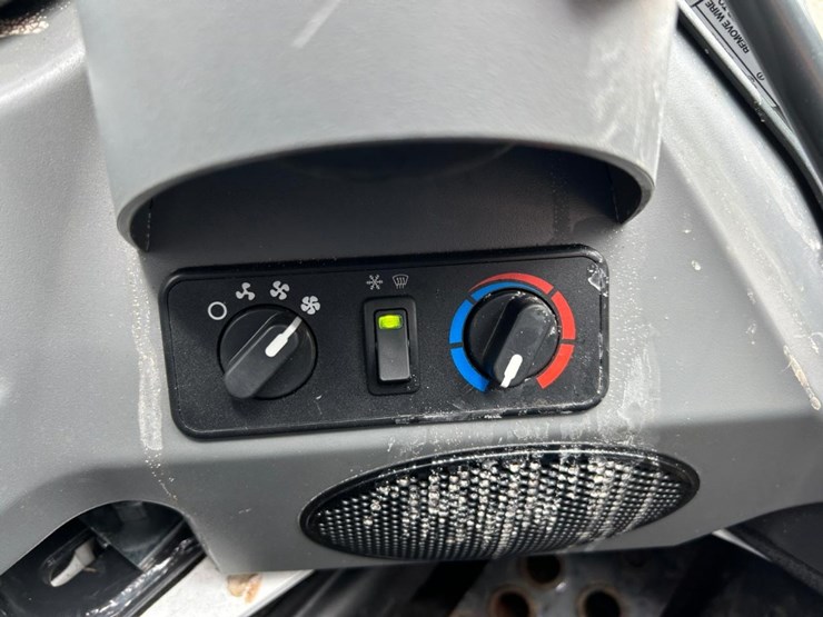 2024-bobcat-s650-image-26