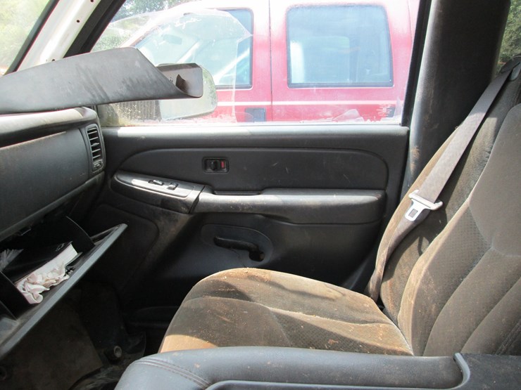 2005-gmc-2500hd-image-28
