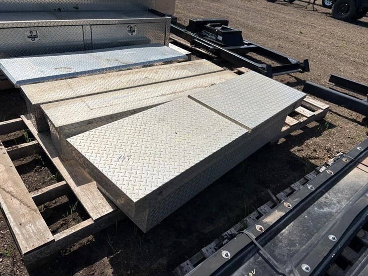 diamond-plate-truck-toolbox-image-2