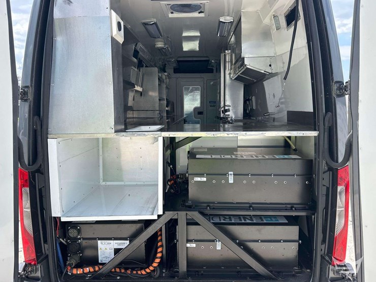 2021-mercedes-benz-sprinter-4500-image-27