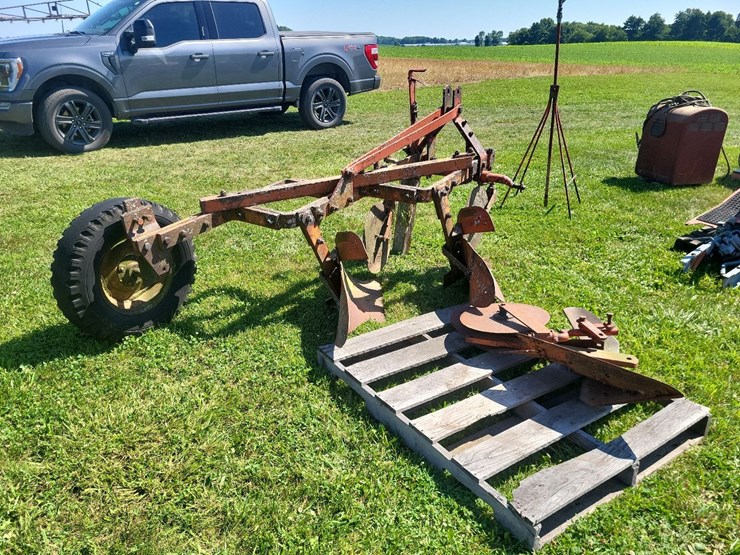 allis-chalmers-3-bottom-3pt-hitch-moldboard-plow-w/coulters-image-3