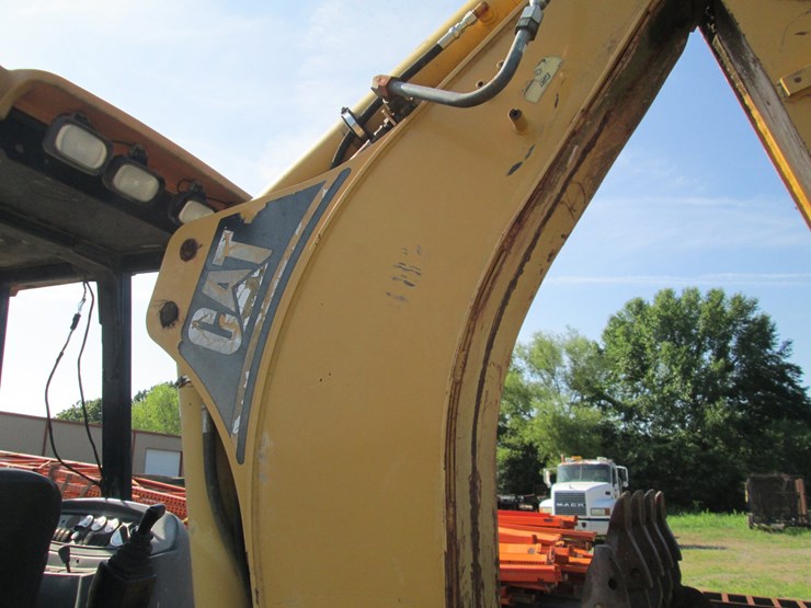 2004-caterpillar-420d-image-11