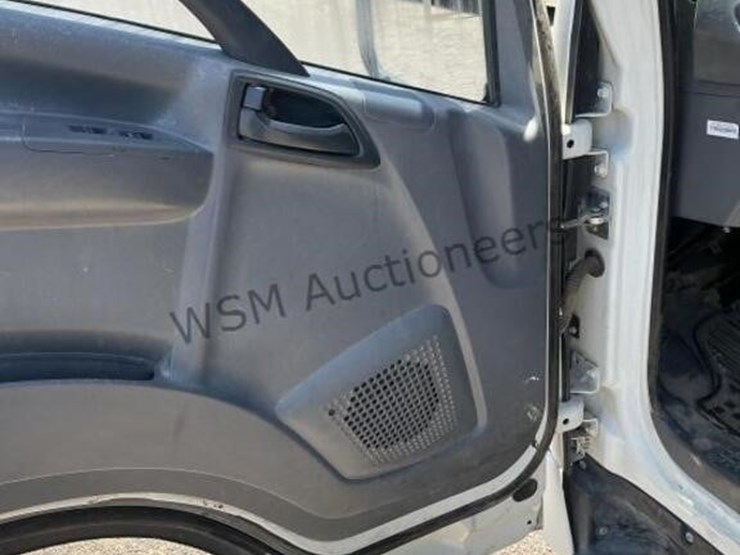 2014-isuzu-npr-image-24