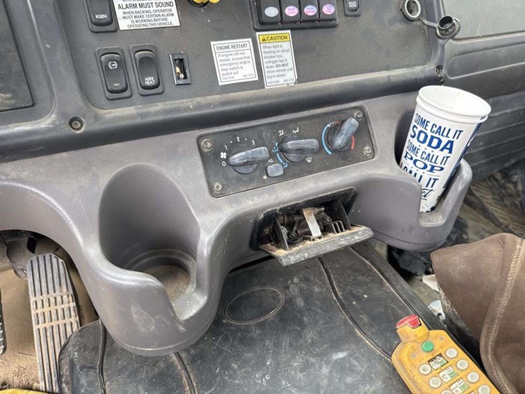 2013-freightliner-114sd-image-33