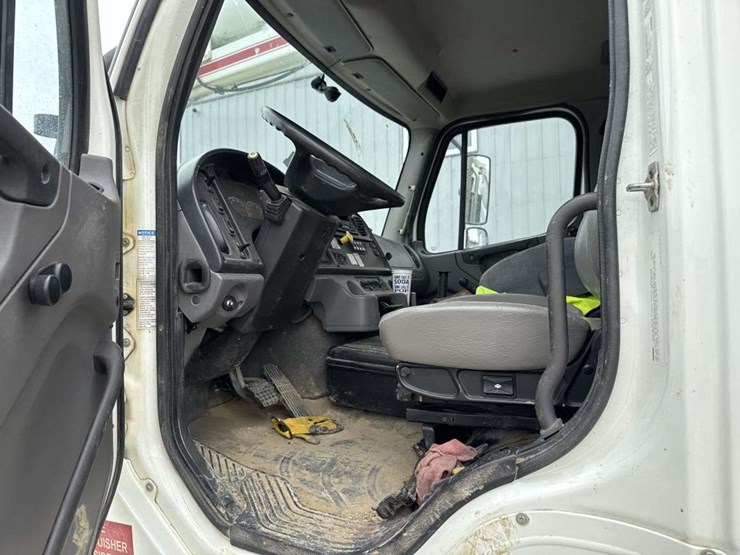 2013-freightliner-114sd-image-25