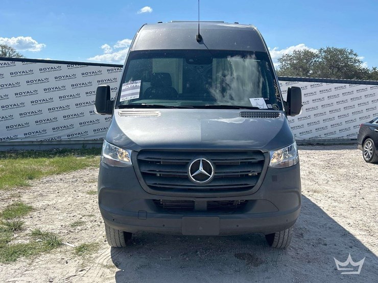 20211-mecedes-benz-sprinter-4500-modified-food-catering-van-image-37