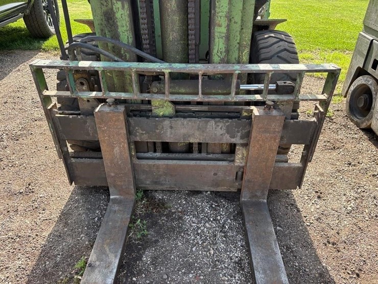 white-725-forklift-image-9