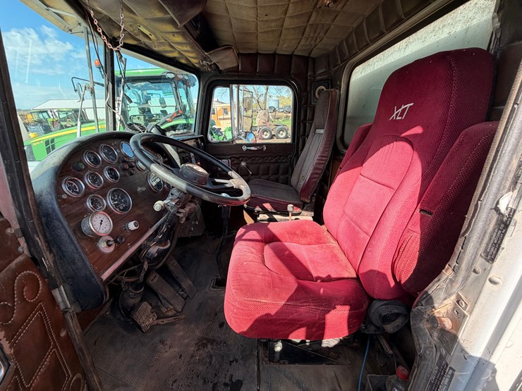 1980-peterbilt-grain-truck-image-33