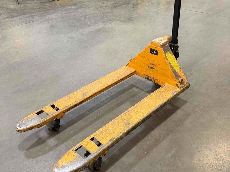 manual-pallet-jack-image-1
