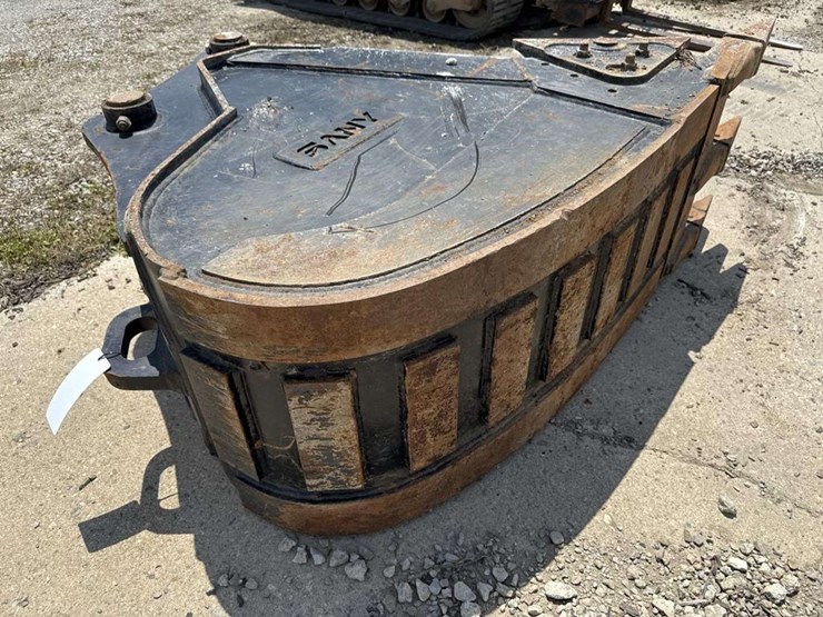 24-inch-tooth-bucket-attachment-image-4