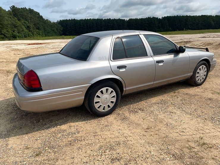 2011-ford-crown-victoria-4-door-police-interceptor-(199,048-miles)-image-3