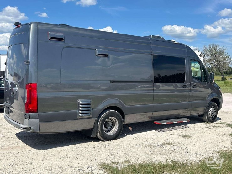 20211-mecedes-benz-sprinter-4500-modified-food-catering-van-image-3
