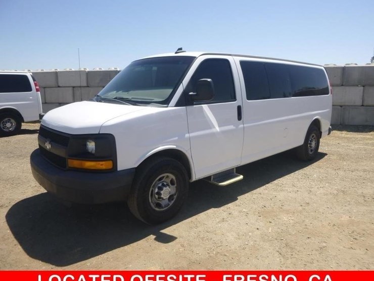 2016-chevrolet-express-3500-image-1