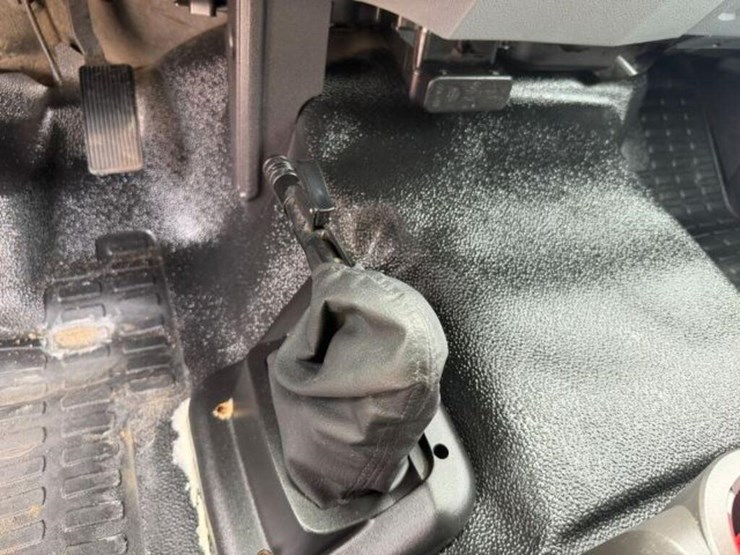 2022-ford-f650-xl-image-19