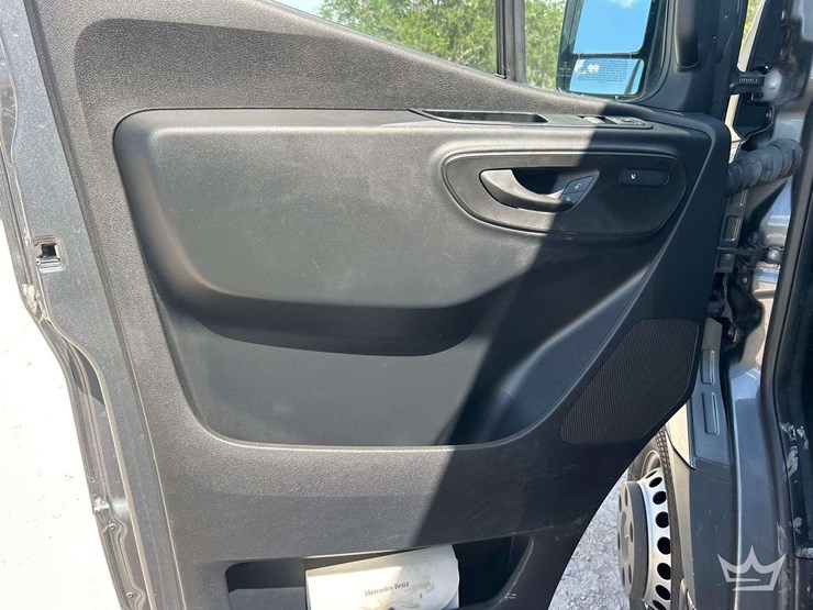 20211-mecedes-benz-sprinter-4500-modified-food-catering-van-image-11