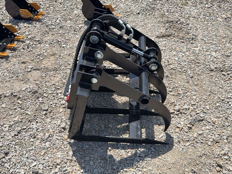 hydraulic-mini-skid-steer-root-grapple-image-4