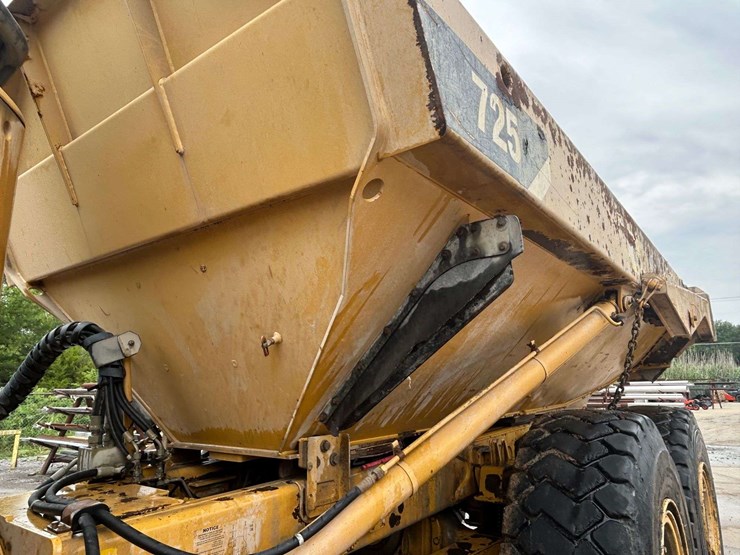 2008-caterpillar-725-image-17