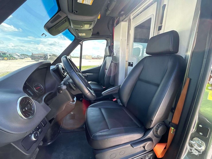 20211-mecedes-benz-sprinter-4500-modified-food-catering-van-image-13