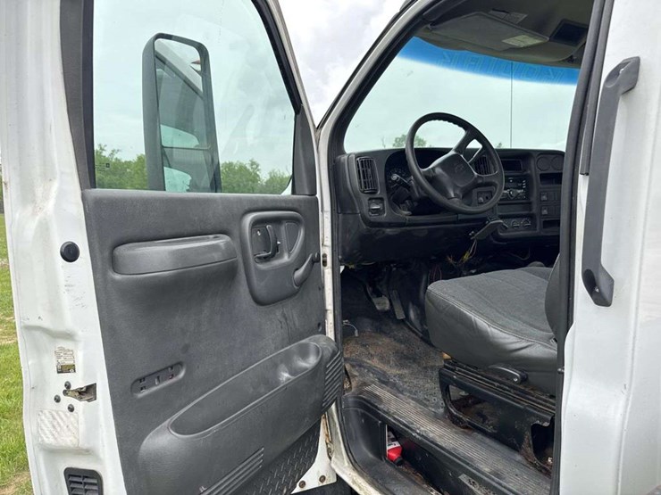 2004-chevrolet-c5500-image-10