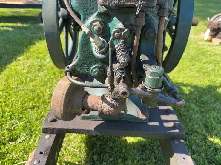 mccormick-deering-1-1/2-hp-engine-image-11