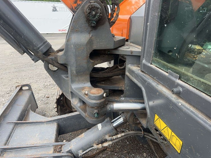 2023-develon-dx89r-excavator-with-2-buckets-image-33