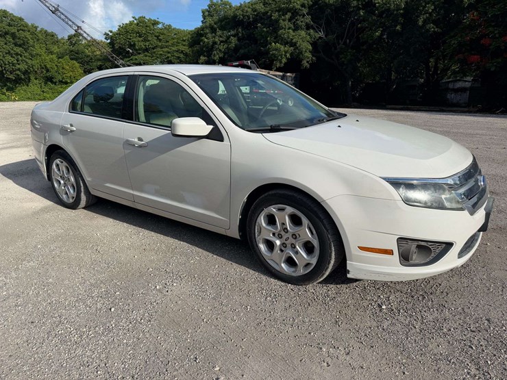 2011-ford-fusion-4-door-sedan-(63,841-miles)-image-2
