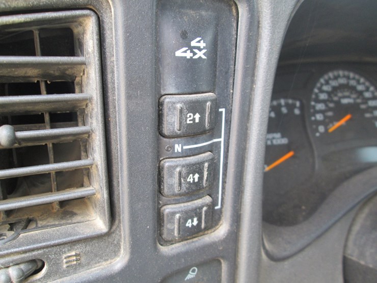 2005-gmc-2500hd-image-33