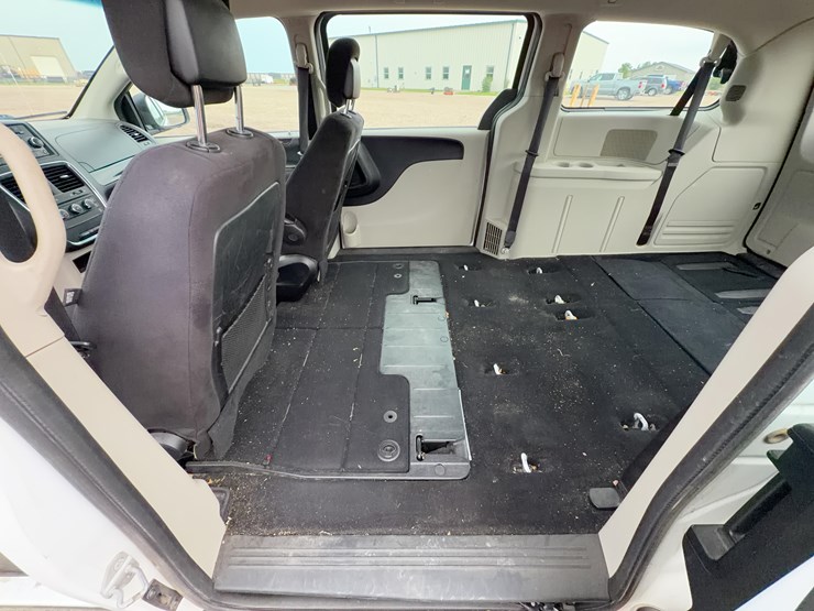 2014-dodge-grand-caravan-image-24