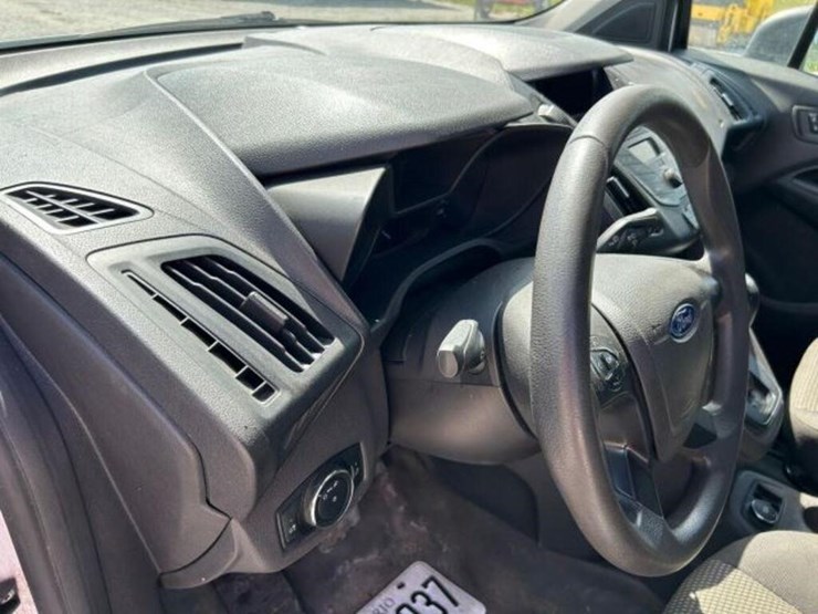 2015-ford-cargo-image-25
