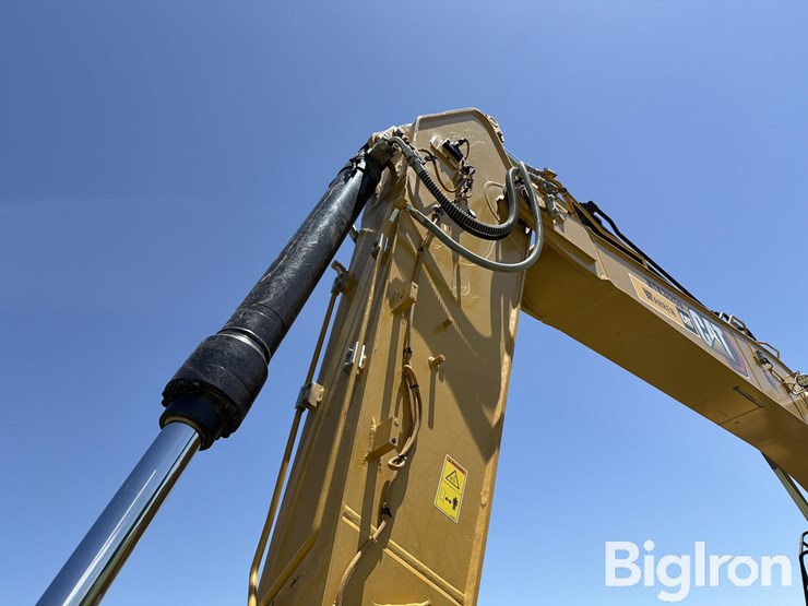 2024-caterpillar-320-image-17