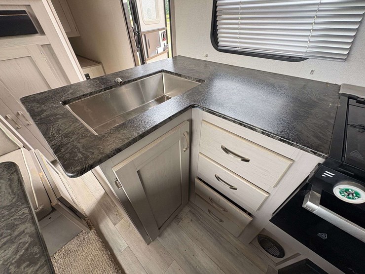 2022-forrest-river-tracer-27'-travel-trailer-image-24