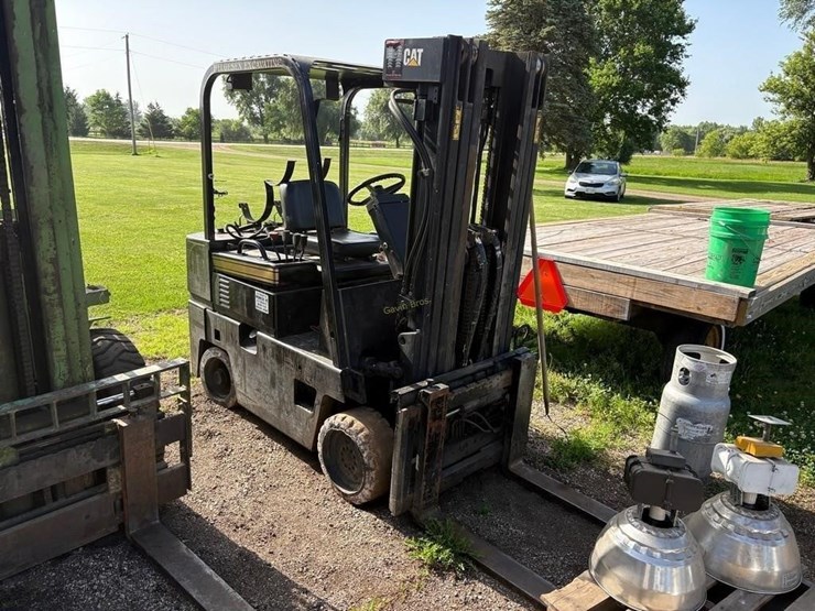 caterpillar-industrial-499a-forklift-image-1