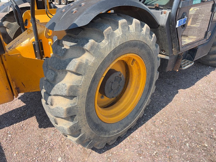 2011-jcb-510-56-image-35