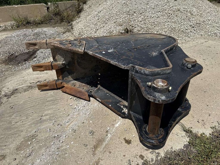 24-inch-tooth-bucket-attachment-image-2