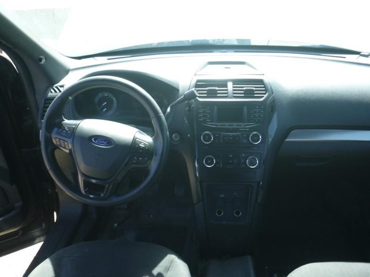2016-ford-explorer-image-10