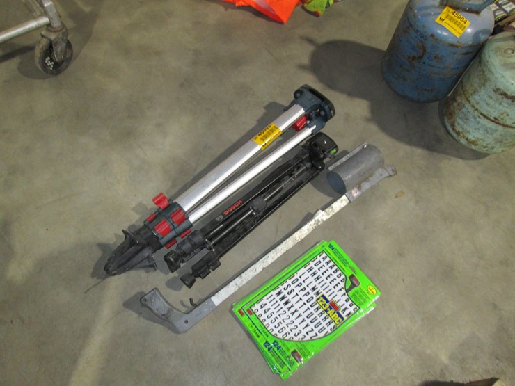 #45003-•-lot-of-tripods,-paint-wand,-numbers-inv#45003-image-1