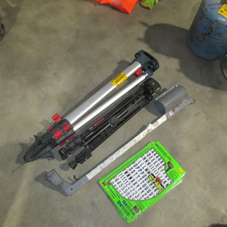 #45003 • Lot of Tripods, Paint Wand, Numbers INV#45003