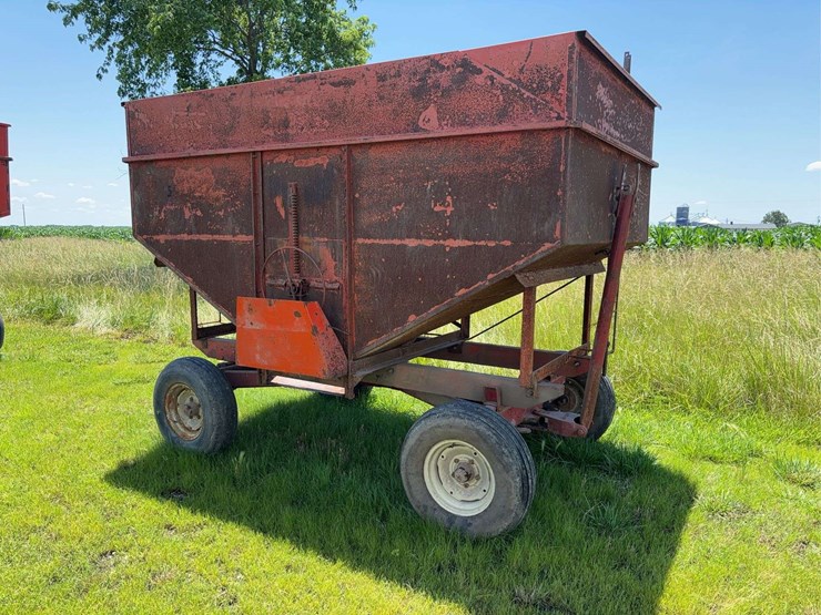 red-175-bushel-gravity-flow-grain-wagon-image-1