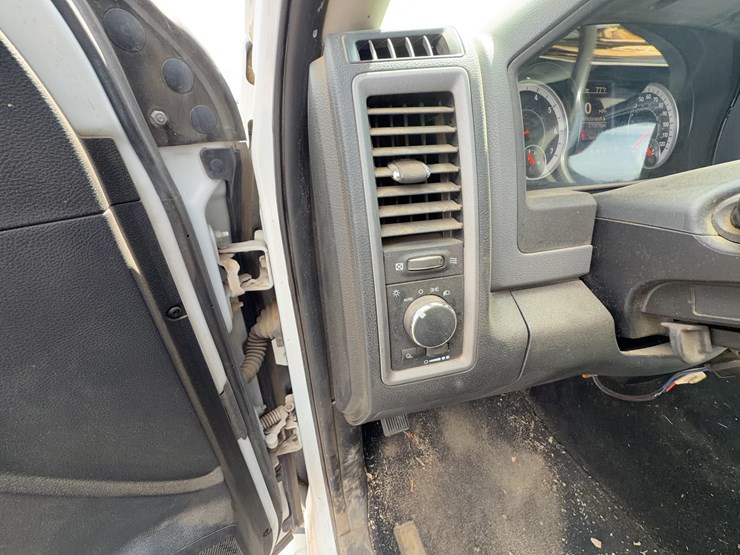 2016-dodge-2500-image-27