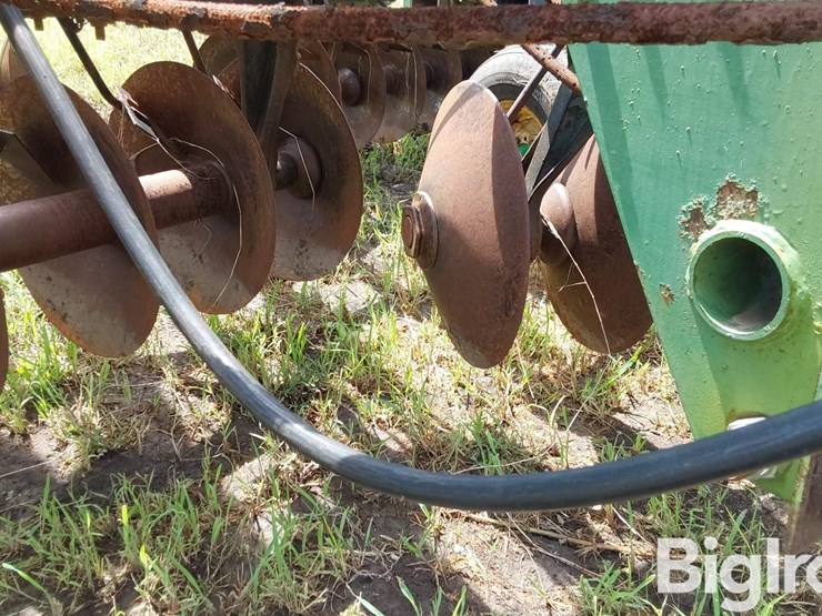 john-deere-330-image-18