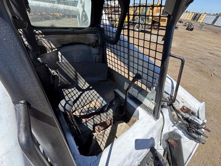 2002-bobcat-s250-image-17
