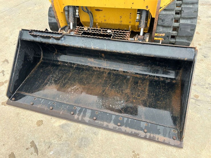 2015-caterpillar-259d-image-9