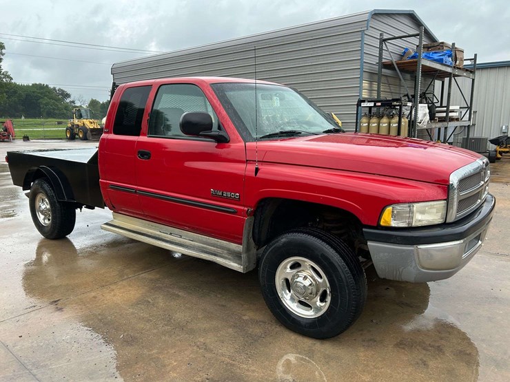 2001-dodge-2500-image-2