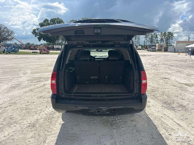 2008-chevrolet-suburban-image-21