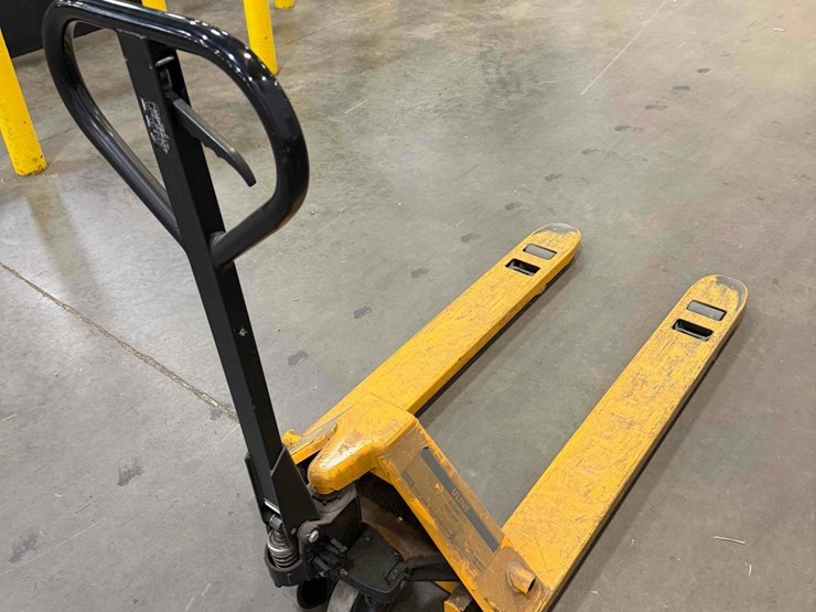 manual-pallet-jack-image-2