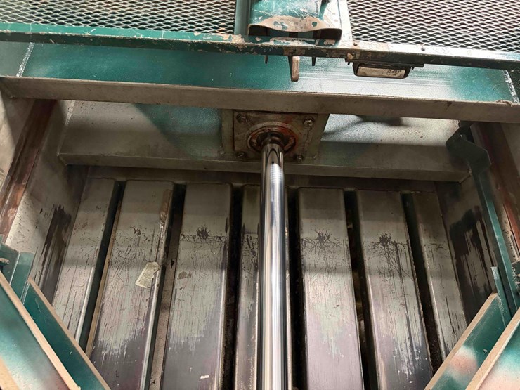 marathon-v-6030-hd-heavy-duty-vertical-baler-image-4
