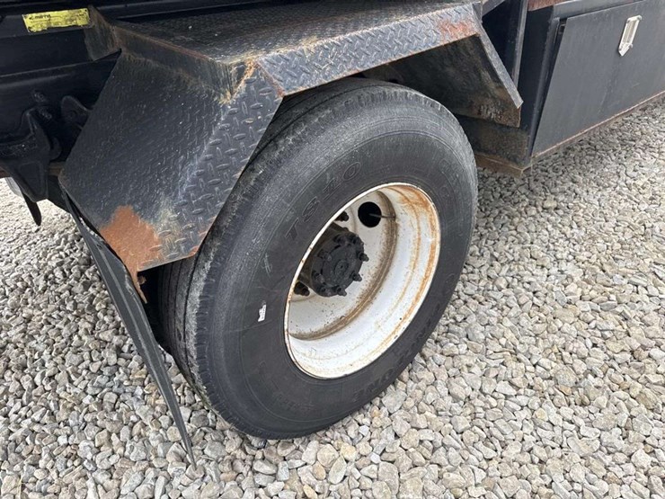 2010-freightliner-roll-off-truck-image-23